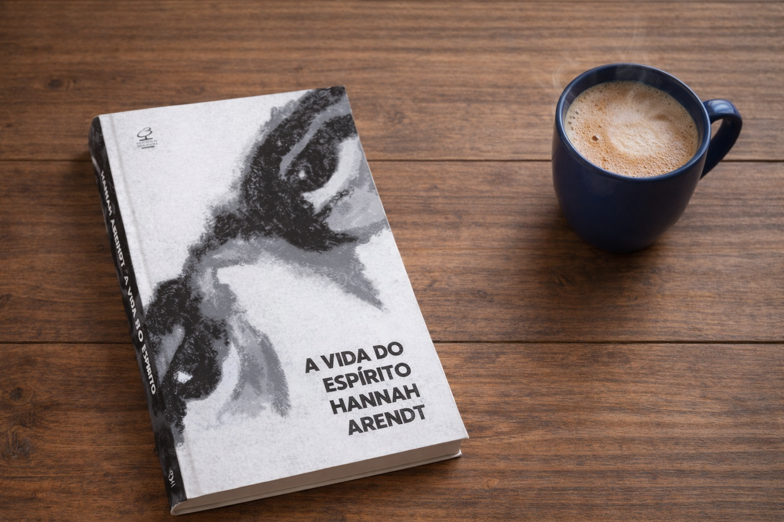 livro de filosofia sobre a mesa